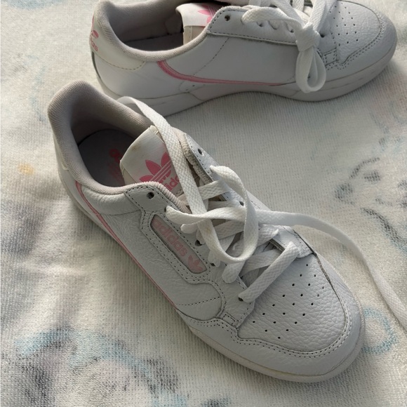 Adidas womens White Sneakers with Pink Highlights - Picture 1 of 3